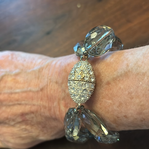 Chunky beaded double strand bracelet with magnetic closure. - Picture 3 of 10